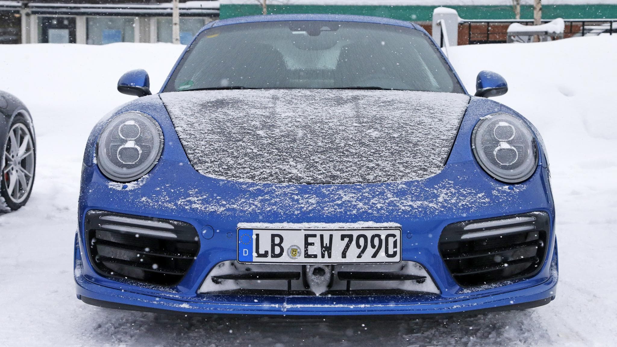 Le capot de ce modèle inconnu semble bien être en carbone. 