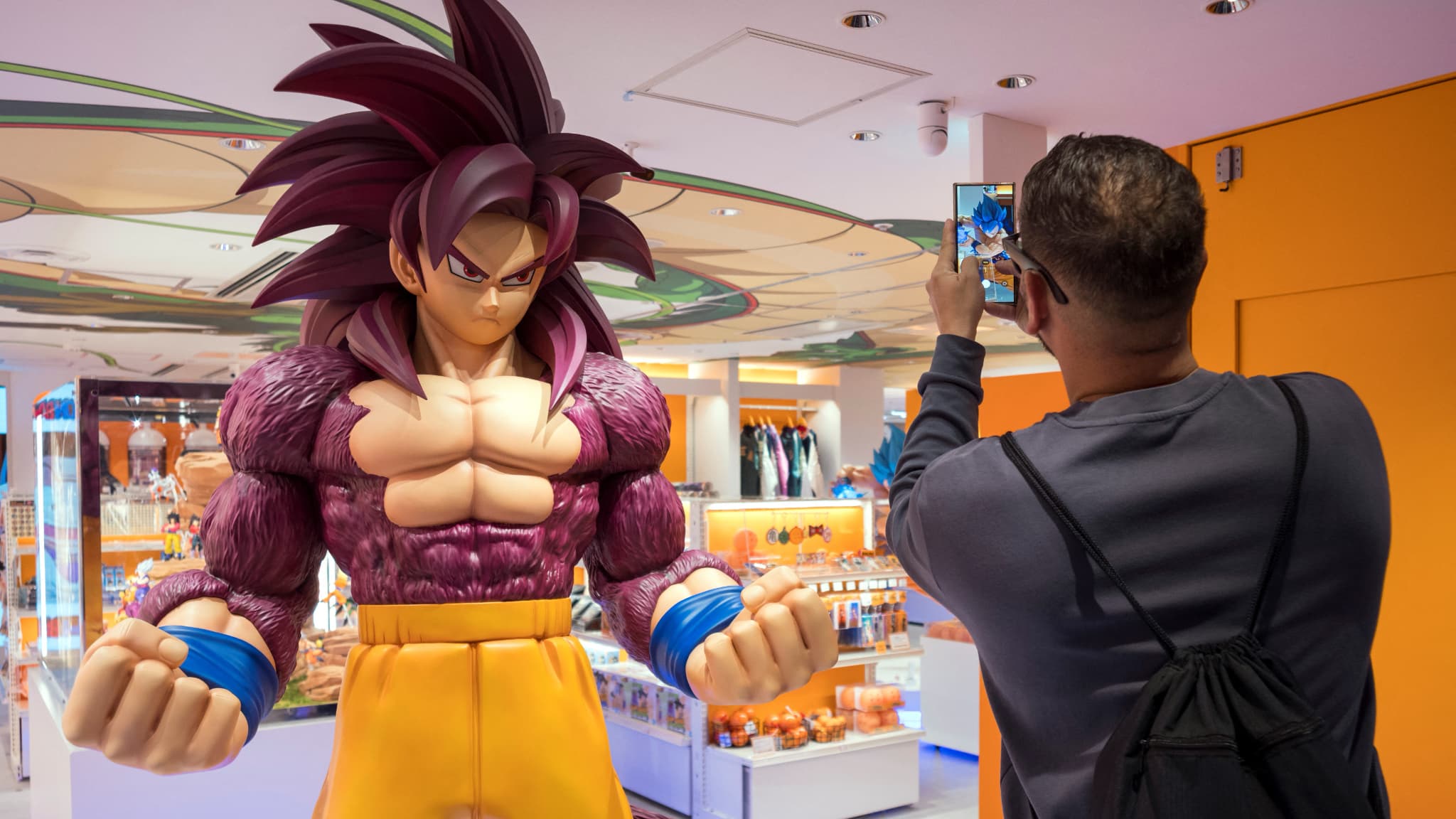 Statue de Son Goku dans le premier magasin "Dragon Ball" ouvert ce vendredi 14 novembre à Tokyo.