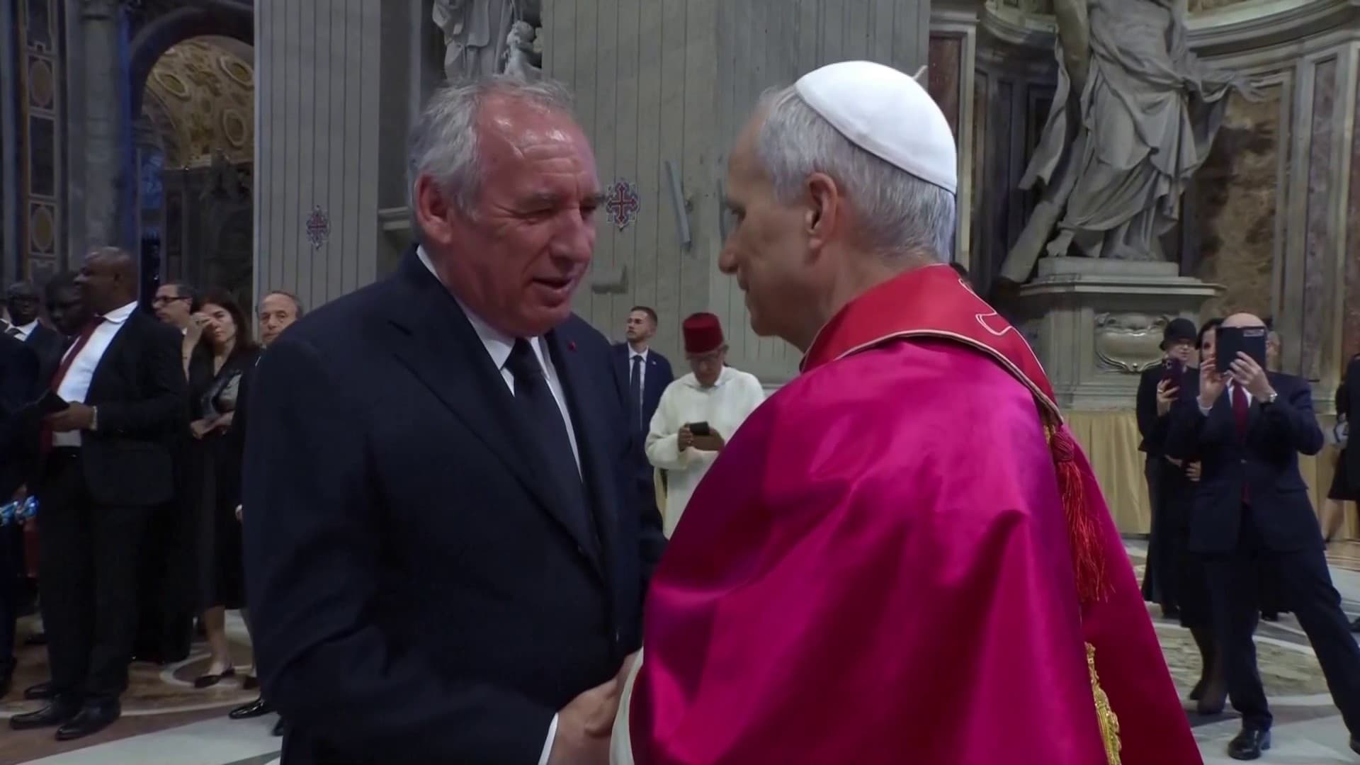 Léon XIV salue François Bayrou à la basilique Saint-Pierre de Rome, le 18 mai 2025