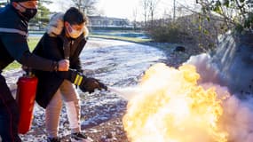 Exercice avec un extincteur