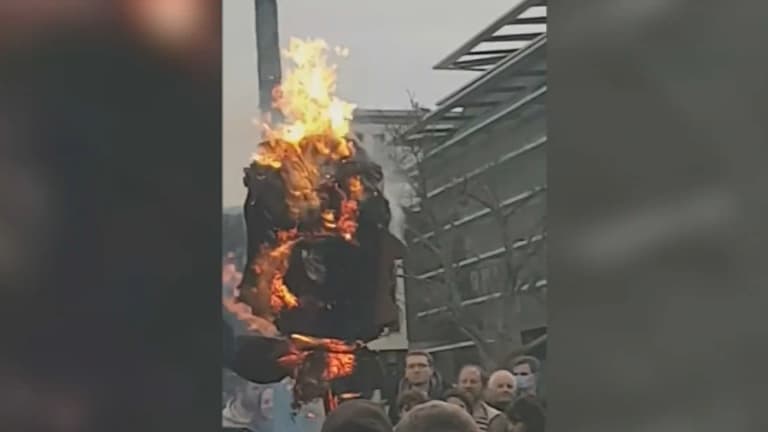 Un mannequin à l'effigie d'Emmanuel Macron brûlé devant la préfecture du Calvados le 30 mars.