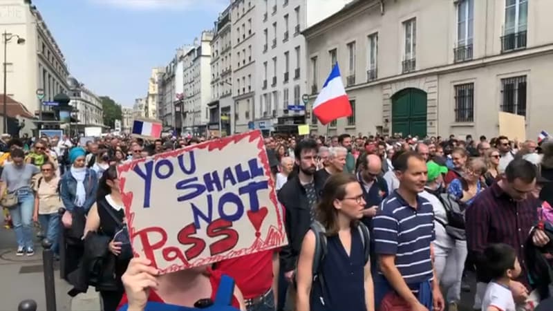 Des milliers de personnes ont manifesté à Paris contre le pass sanitaire ce samedi 17 juillet à Paris.