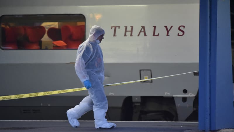 Un policier marche près du Thalys dans lequel un tireur a fait deux blessés, le 21 août, dans le Nord de la France.