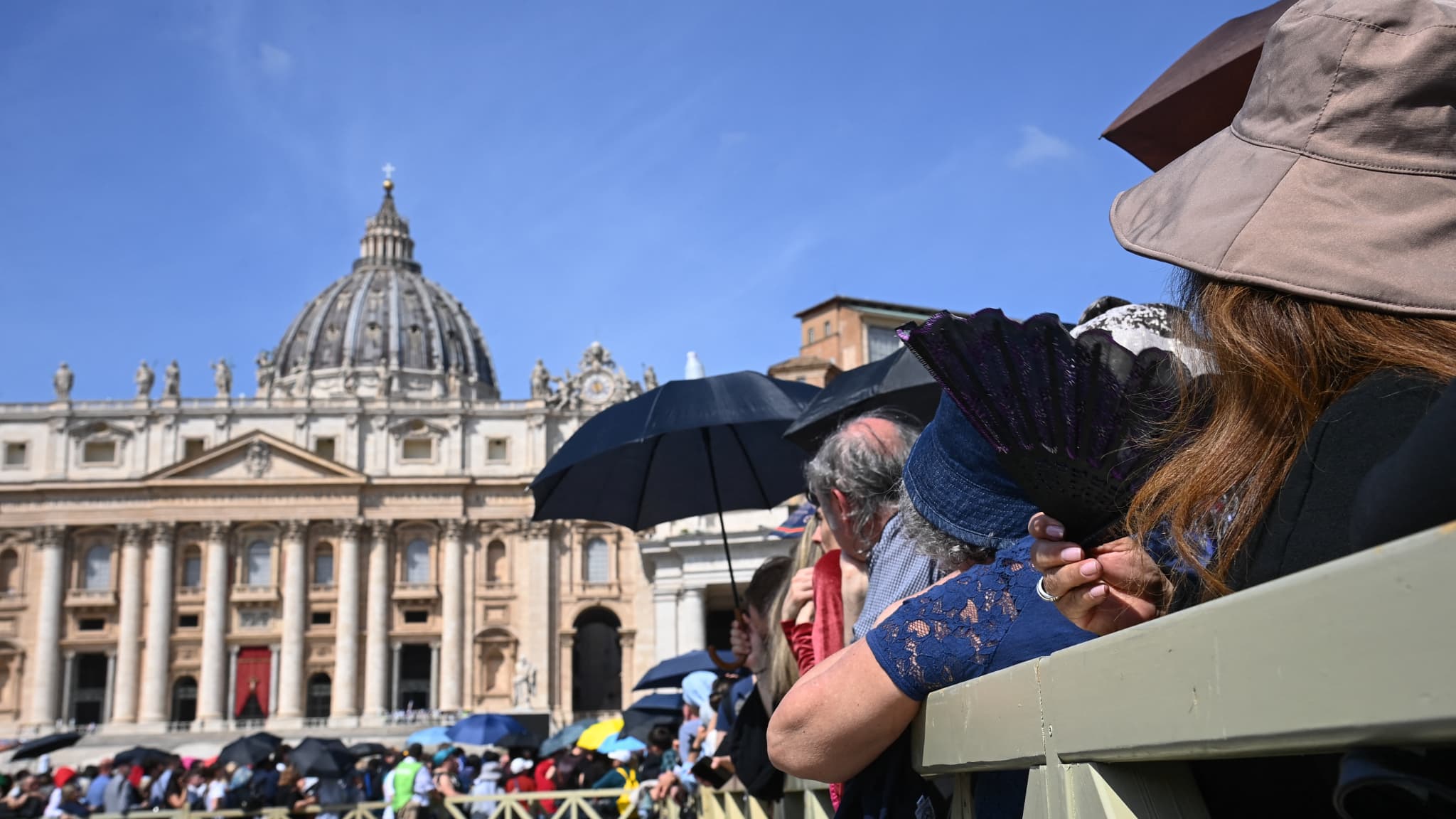 Pèlerins et visiteurs font la queue sur la place Saint-Pierre pour entrer dans la basilique Saint-Pierre et rendre hommage au pape défunt, au Vatican, le 23 avril 2025.