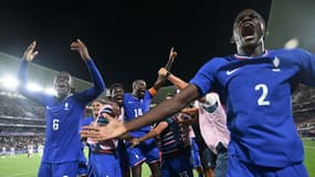 La joie de l'équipe de France olympique après sa victoire contre l'Argentine, aux JO, le 02/08/2024