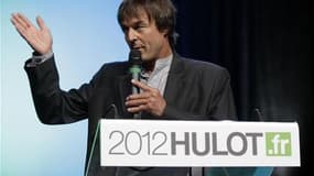 L'écologiste Nicolas Hulot a officiellement quitté vendredi la présidence de sa fondation pour se lancer dans la bataille présidentielle. /Photo prise le 13 avril 2011/REUTERS/Jacky Naegelen