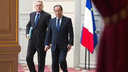 François Hollande, accompagné de Jean-Marc Ayrault, a reçu les représentants des départements, ce lundi à l'Elysée.