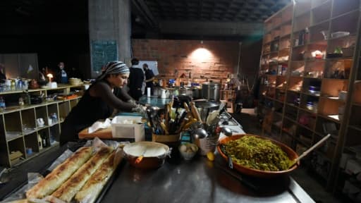 Des squatteurs, menacés d'expulsion, tiennent un restaurant "freegan" ou "déchétarien", dont le menu est concocté avec des invendus du marché de Rungis, sous le périphérique parisien, le 25 mars 2016