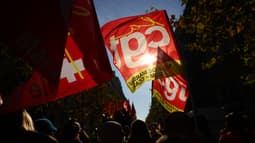 Des personnes brandissant des drapeaux de la CGT lors d'une manifestation à Marseille, le 5 décembre 2024 (photo d'illustration).