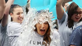 Des participants au Ice bucket challenge à New York.