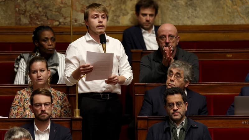 Louis Boyard, sans veste, le 8 novembre 2022 à l'Assemblée nationale.
