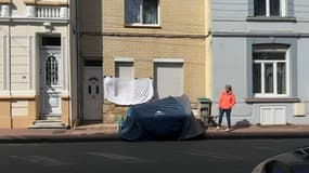 Les locataires de la maison de Sophie Kocaj n'ont pas payé de loyer depuis un an et demi. La propriétaire a décidé de planter sa tente devant son bien et a débuté une grève de la faim.