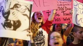 Des femmes manifestent au pied de la tour Trump à New York, le 20 octobre 2016, contre Donald Trump qui n'était encore que candidat. Les sorcières contemporaines luttent entre autres pour les droits des minorités. (Photo d'illustration)