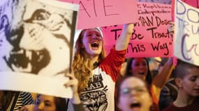 Des femmes manifestent au pied de la tour Trump à New York, le 20 octobre 2016, contre Donald Trump qui n'était encore que candidat. Les sorcières contemporaines luttent entre autres pour les droits des minorités. (Photo d'illustration)