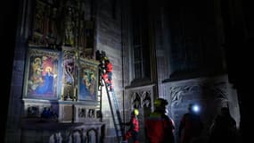 Des pompiers montent sur des échelles pour la simulation de la protection d'un retable pendant un incendie dans la cathédrale de Strasbourg, le 20 novembre 2019