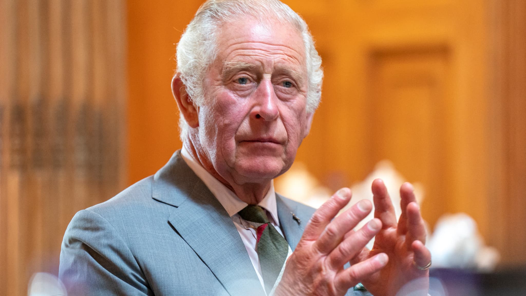 Le prince Charles est devenu roi à la mort de sa mère, Elizabeth II. 