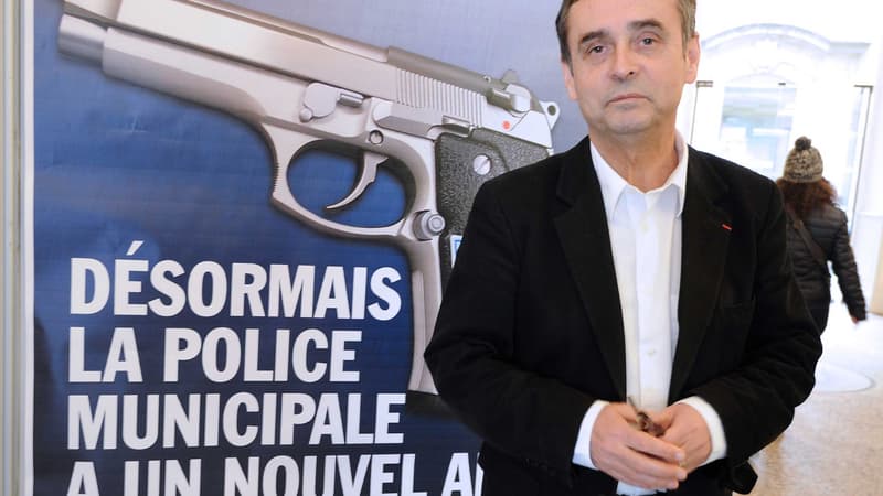 Les affiches de Robert Ménard sur le "nouvel ami" de la police municipale à Béziers sont l'une de ses nombreuses mesures médiatiques et controversées. 