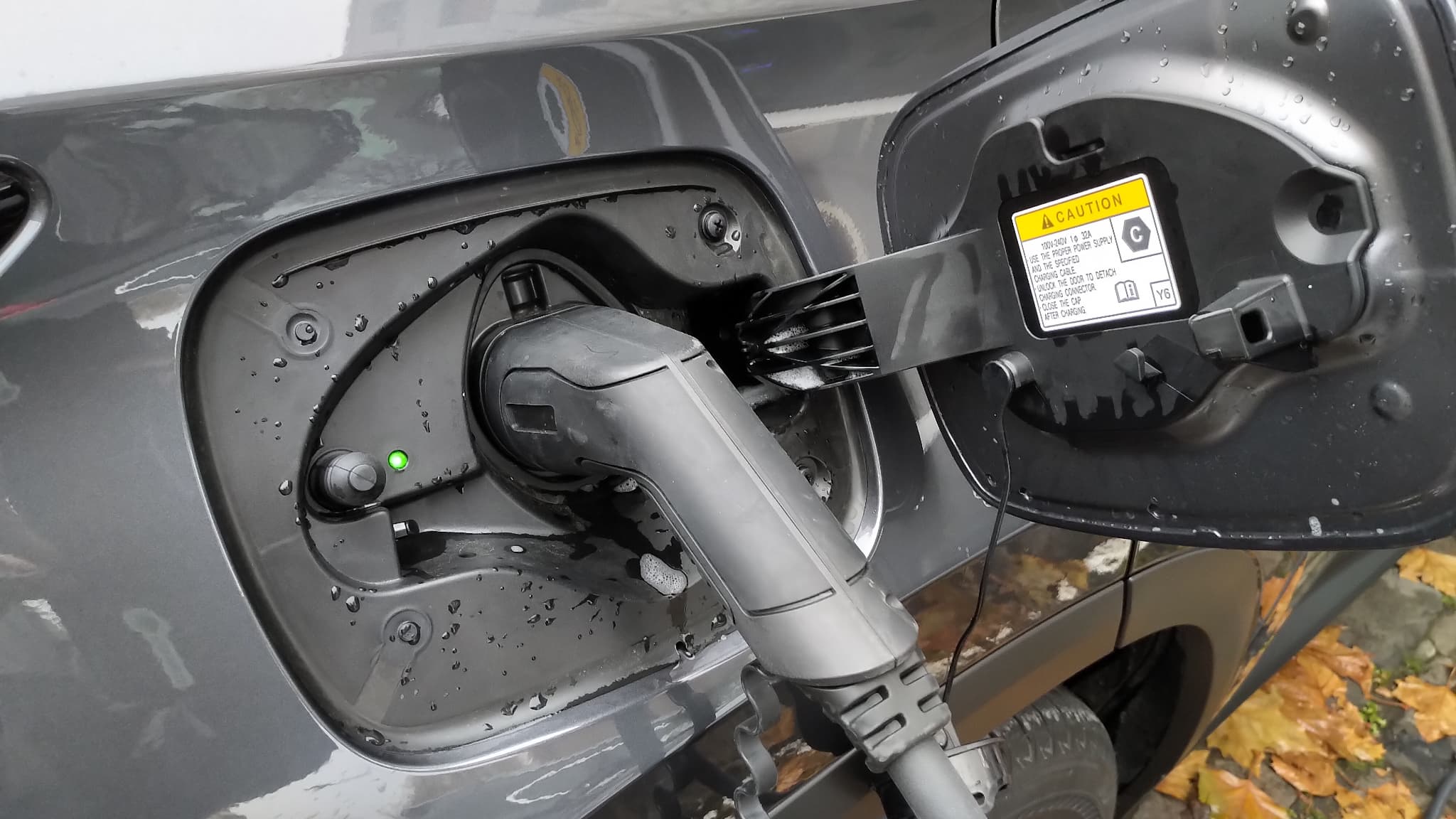 Avec une charge pleine, le Lexus NX 450h+ peut rouler rouler 70 kilomètres en tout électrique, voire pousser à près des 100 (chiffres constructeur WLTP) en conduite strictement urbaine, en maximisant la récupération d’énergie au freinage grâce aux palettes au volant. Avec une charge pleine, le Lexus NX 450h+ peut rouler rouler 70 kilomètres en tout électrique, voire pousser à près des 100 (chiffres constructeur WLTP) en conduite strictement urbaine, en maximisant la récupération d’énergie au freinage grâce aux palettes au volant.