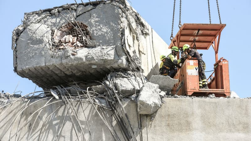 Des experts se rendent sur les restes du pont Morandi.