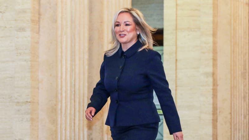 La première ministre désignée d'Irlande du Nord, Michelle O'Neill du Sinn Fein, arrive aux édifices du Parlement, siège de l'Assemblée d'Irlande du Nord, à Stormont le 3 février 2024.
