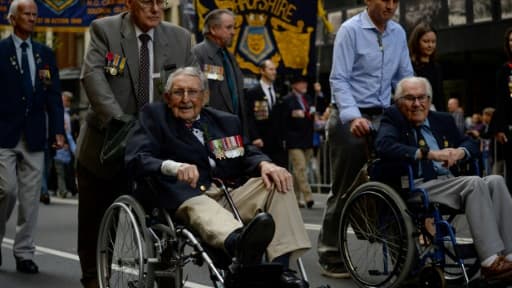 Des vétérans marchant avec leur familles lors d'un défilé de l'"Anzac Day", le 25 avril à Sydney