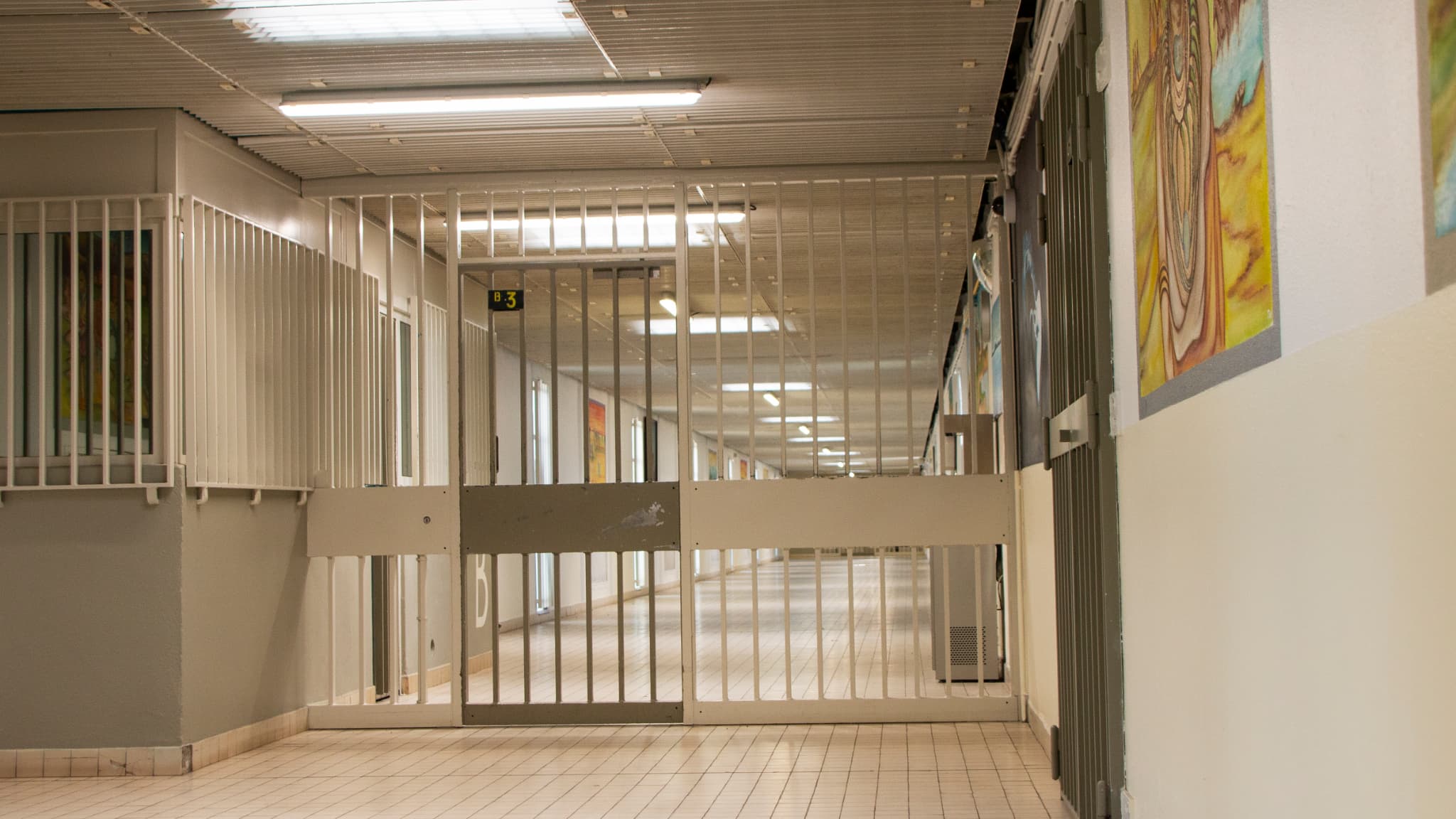 Les couloirs sécurisés de la maison centrale de Saint-Maur, dans l'Indre, le 12 avril 2021. Les couloirs sécurisés de la maison centrale de Saint-Maur, dans l'Indre, le 12 avril 2021.