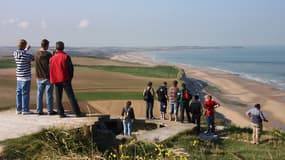 Des promeneurs admirent un sentier côtier du cap Blanc-Nez, sur la Côte d'Opale, en 2007.