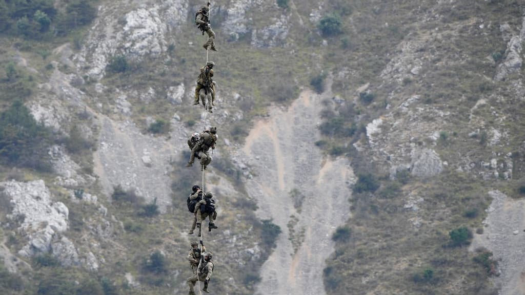 Les gendarmes en intervention dans les montagnes autour de Gréolières, dans les Alpes-Maritimes, le 19 juillet 2021. Les gendarmes en intervention dans les montagnes autour de Gréolières, dans les Alpes-Maritimes, le 19 juillet 2021.