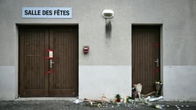 Des bouquets de fleurs devant la salle de réception de Crépol, dans la Drôme, le 22 novembre 2023, où Thomas est décédé le 19 novembre.