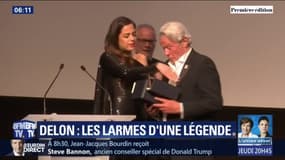 En larmes, Alain Delon reçoit la Palme d'honneur à Cannes 