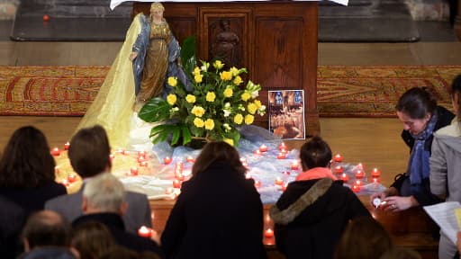 De nombreuses personnes se sont recueillies en soutien au père Georges à Sceaux le 14 novembre 2013.
