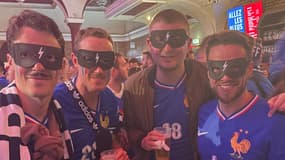 Des fans tricolores masqués pour soutenir Mbappé