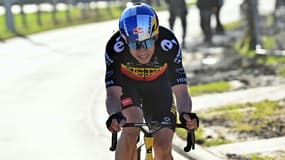 Le Belge Wout Van Aert, en route vers la victoire sur le circuit Het Nieuwsblad, le 26 février 2022 à Ninove (Belgique)