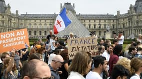 Manifestation à Paris contre le pass sanitaire et l'obligation vaccinale, le 17 juillet 2021
