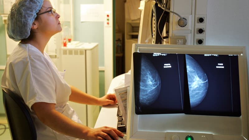 Une mammographie le 08 mars 2006 à l'Institut Curie à Paris. 