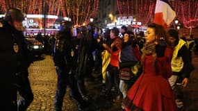 Des gilets jaunes face aux forces de l'ordre dans la nuit de lundi à mardi.