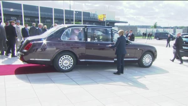 L'ouverture des portières antagonistes de la Bentley Royal State Limousine.