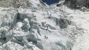 Des alpinistes sur la cascade de glace de l'Everest, le 18 avril 2021 au Népal