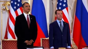 Le président américain Barack Obama et son homologue russe Dmitri Medvedev ont signé jeudi à Prague un nouveau traité visant à réduire d'environ un tiers les arsenaux nucléaires des deux pays. /Photo prise le 8 avril 2010/REUTERS/Jason Reed