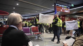 Début mars, des Gilets jaunes protestent à Roissy contre la privatisation des aéroports de Paris. 