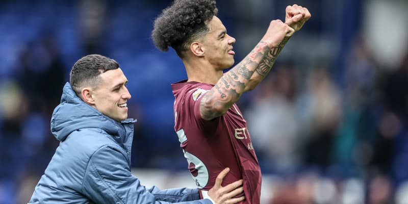 Nico O'Reilly et Phil Foden 