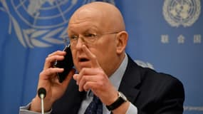 L'ambassadeur russe à l'ONU, Vassily Nebenzia, apprenant en direct lors d'une conférence de presse l'expulsion de 12 membres de son équipe décidée par les Etats-Unis le 28 février 2022 à New York