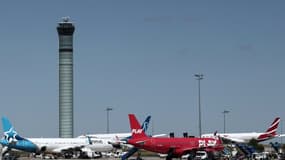 Des avions sur le tarmac de l'aéroport Roissy Charles-de-Gaulle près de Paris, pendant la grève des contrôleurs aériens français, le 3 juillet 2025