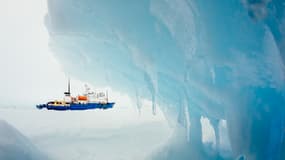 Le MV Akademik Shokalskiy, toujours pris au piège dans les glaces, le 30 décembre, près de l'Antarctique.