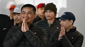 Les Thaïlandais Surasak Rumnao, Sayhian Suwannkham, Bannawat Saethao, Watchara Sriaoun et Pongsak Thaenna, anciens otages du Hamas, après leur retour en Thaïlande, le 9 février 2025