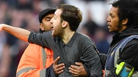 Un supporter de West Ham sur la pelouse