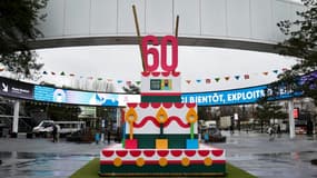 Photo d'une sculputure d'anniversaire installée devant l'entrée du Salon de l'Agriculture à Paris, prise le 22 février 2024