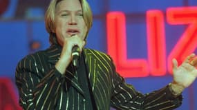 Le chanteur suisse Patrick Juvet chantant sur scène le 14 avril 1997 sur la scène de l'Olympia à Paris