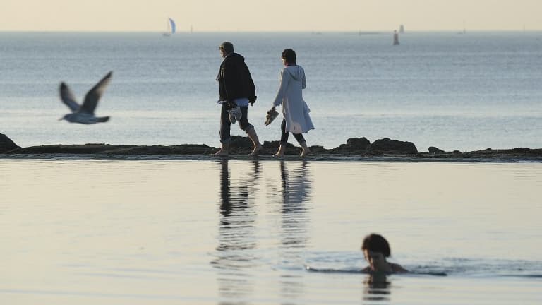 Des touristes se promènent sur la plage de St Malo (illustration)