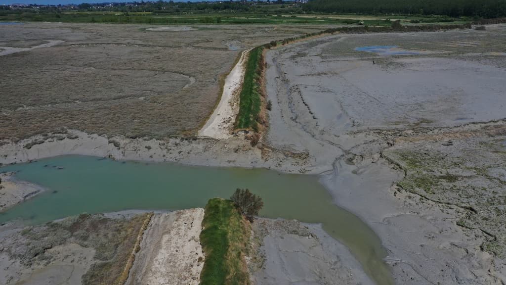 Cette vue aérienne prise le 5 mai 2022 montre une rupture de digue à Lancieux, dans l'ouest de la France